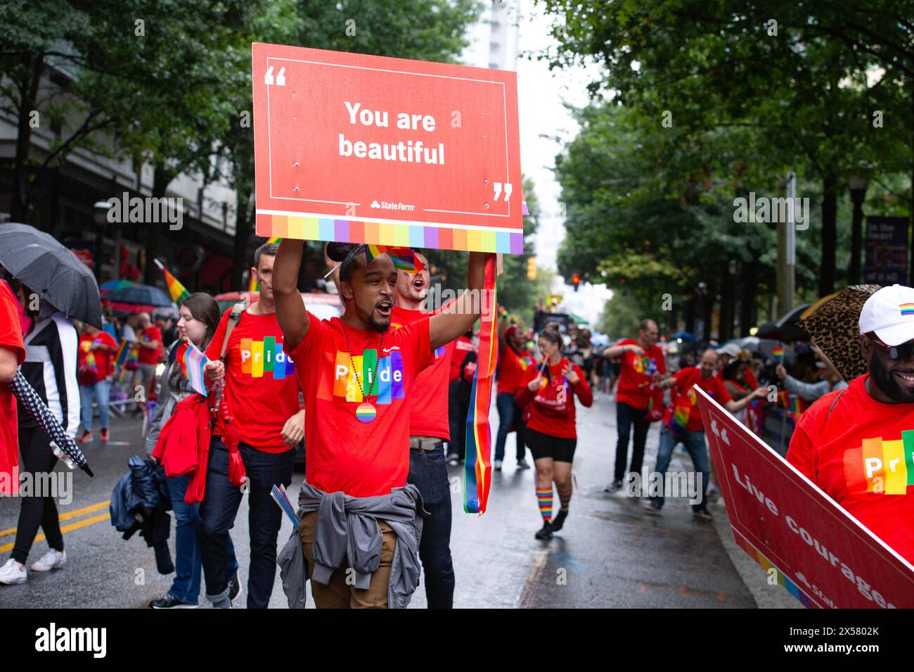 Atlanta, Georgia, Stati Uniti. 13 ottobre 2019. I dipendenti della State Farm Insurance Company marciano nella parata annuale dell'orgoglio di Atlanta, celebrando e dimostrando sostegno per tutti gli aspetti delle comunità LGBTQ del Sud. (Immagine di credito: © Robin Rayne/ZUMA Press Wire) SOLO PER USO EDITORIALE! Non per USO commerciale! Foto Stock