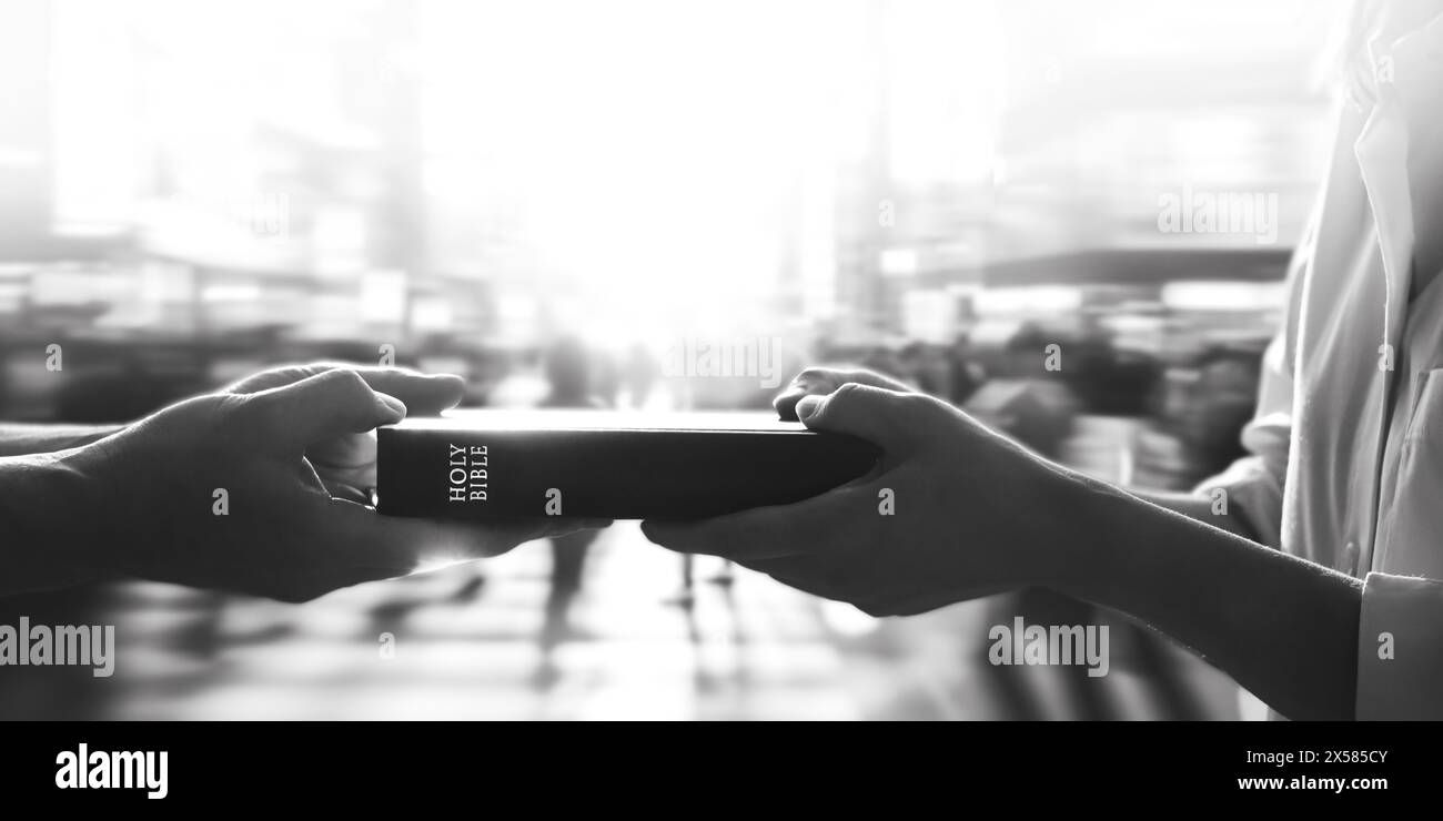 I cristiani diffondono l'amore e il Vangelo di Dio dando libri biblici per le strade della città, la fede evangelizzazione concetto di fondo Foto Stock