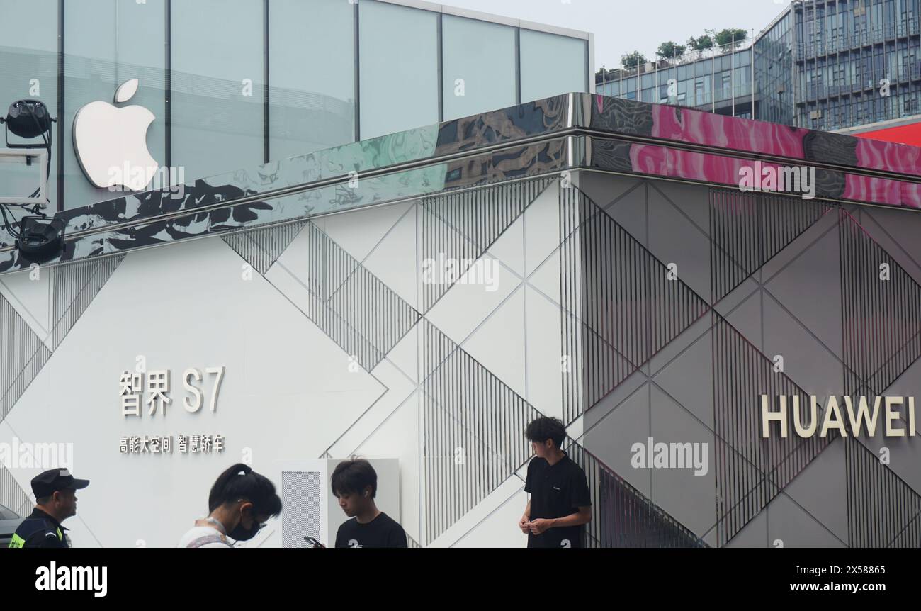 HANGZHOU, CINA - 6 MAGGIO 2024 - Un negozio Huawei accanto al flagship store di Apple a Hangzhou, provincia di Zhejiang, Cina, 6 maggio 2024. Di recente, dati Foto Stock
