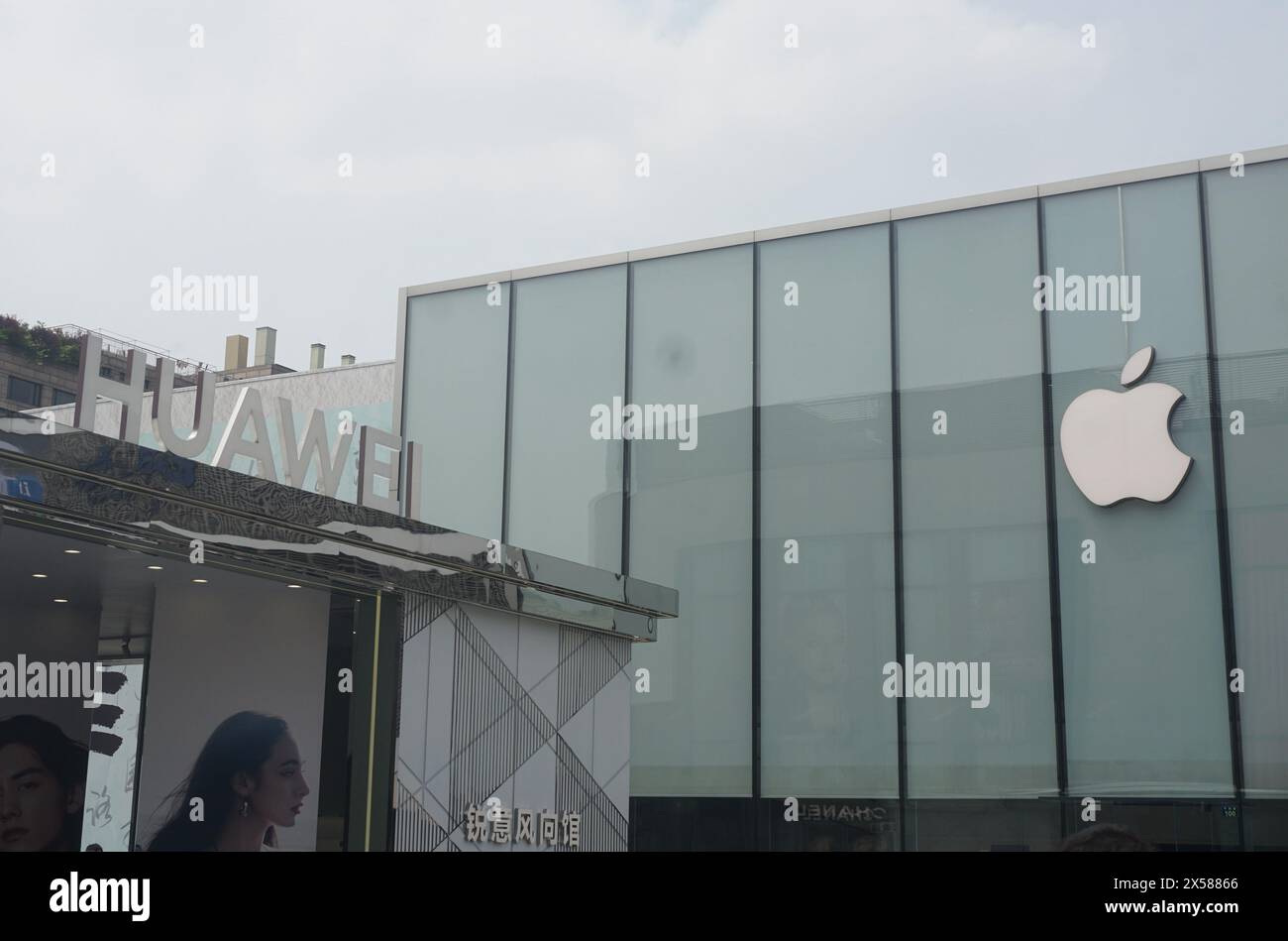 HANGZHOU, CINA - 6 MAGGIO 2024 - Un negozio Huawei accanto al flagship store di Apple a Hangzhou, provincia di Zhejiang, Cina, 6 maggio 2024. Di recente, dati Foto Stock