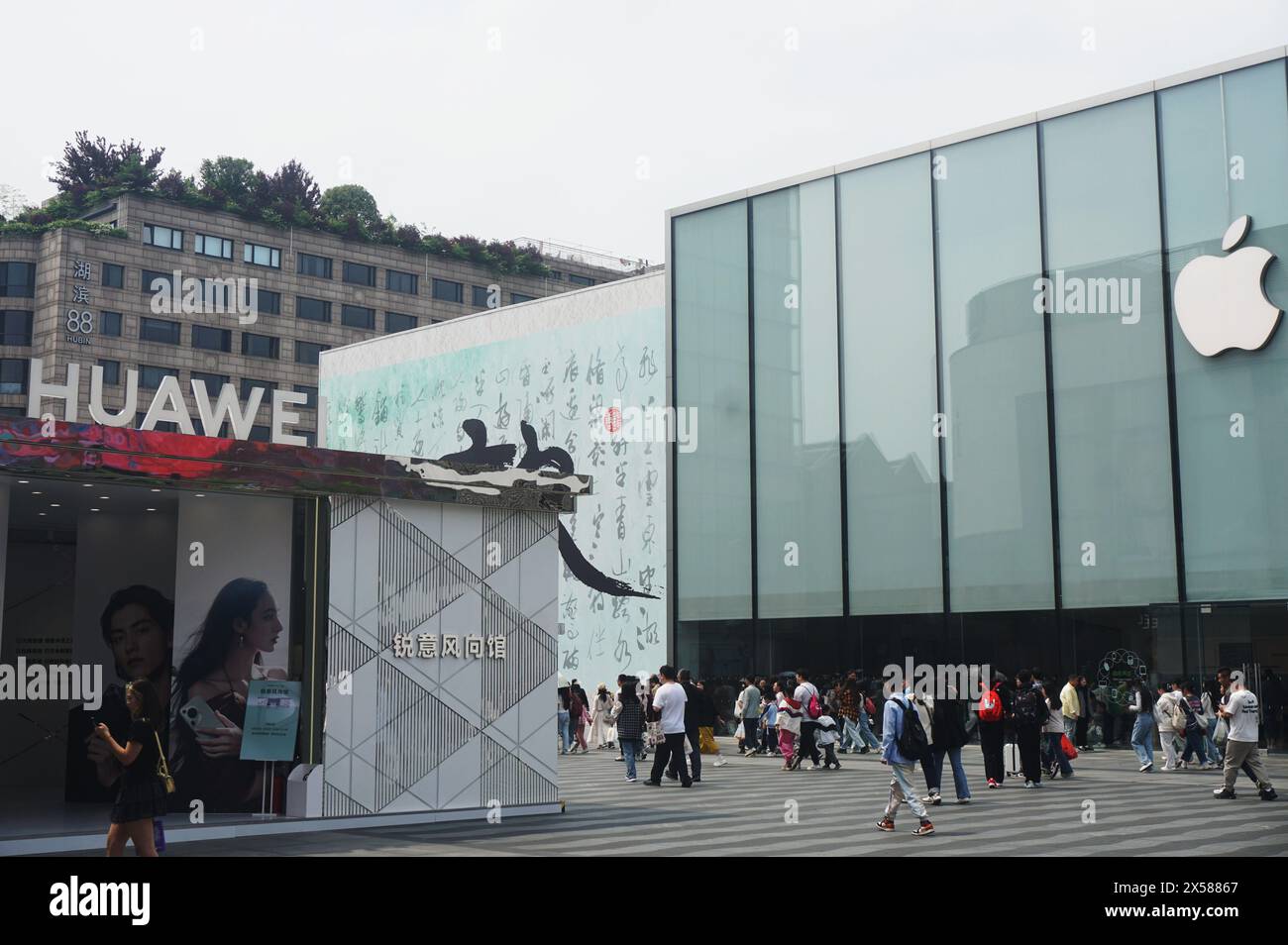 HANGZHOU, CINA - 6 MAGGIO 2024 - Un negozio Huawei accanto al flagship store di Apple a Hangzhou, provincia di Zhejiang, Cina, 6 maggio 2024. Di recente, dati Foto Stock