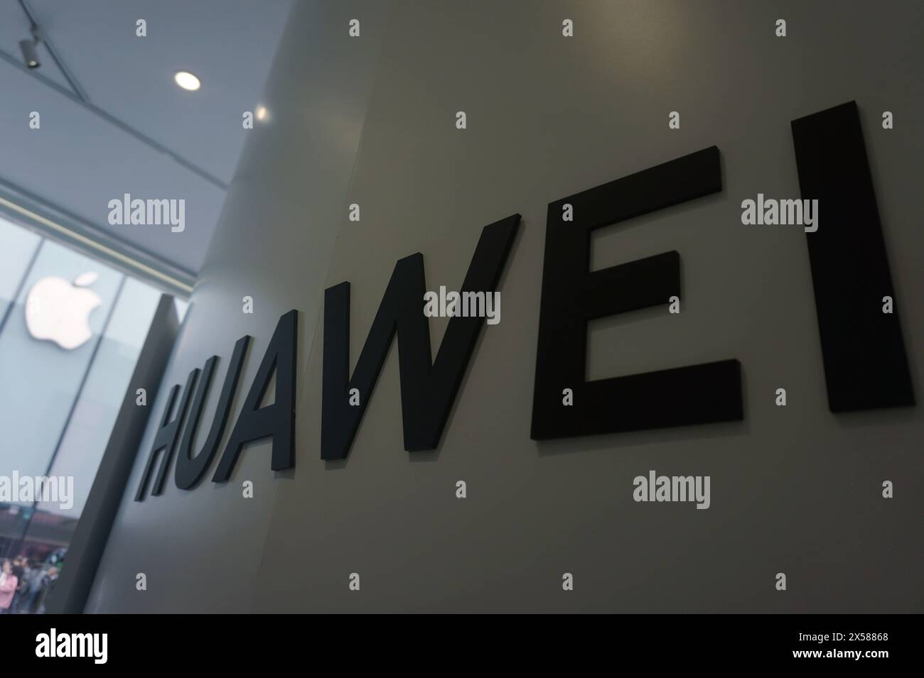 HANGZHOU, CINA - 6 MAGGIO 2024 - Un negozio Huawei accanto al flagship store di Apple a Hangzhou, provincia di Zhejiang, Cina, 6 maggio 2024. Di recente, dati Foto Stock