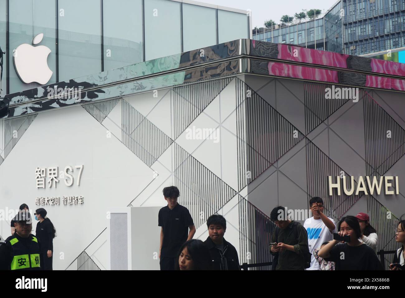 HANGZHOU, CINA - 6 MAGGIO 2024 - Un negozio Huawei accanto al flagship store di Apple a Hangzhou, provincia di Zhejiang, Cina, 6 maggio 2024. Di recente, dati Foto Stock