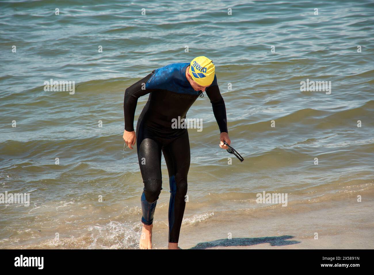 Sabaris, Baiona, Pontevedra, Spagna; 15 luglio, 2023; i concorrenti del triathlon emergono dall'acqua con le loro mute Foto Stock