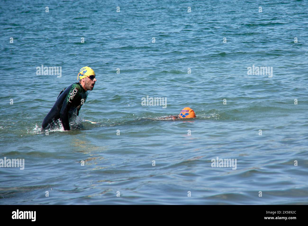 Sabaris, Baiona, Pontevedra, Spagna; 15 luglio, 2023; i concorrenti del triathlon emergono dall'acqua con le loro mute Foto Stock