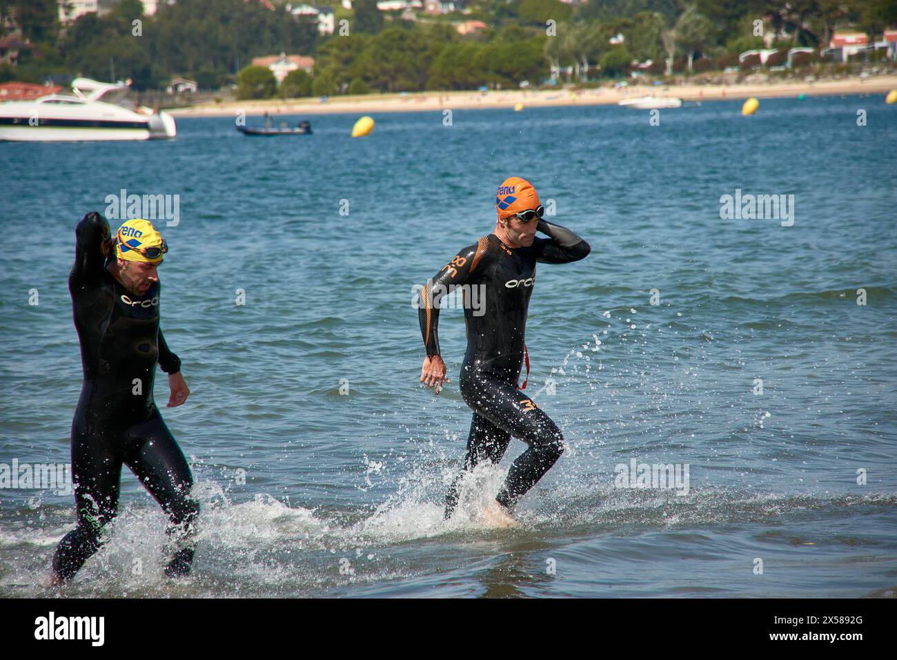 Sabaris, Baiona, Pontevedra, Spagna; 15 luglio, 2023; i concorrenti del triathlon emergono dall'acqua con le loro mute Foto Stock