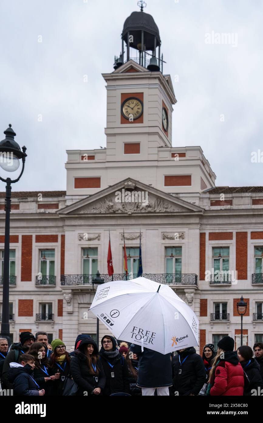 Madrid, Spagna. 11 febbraio 2024 - persone che si riuniscono per un tour gratuito di fronte alla torre dell'orologio a Puerta del Sol. Foto Stock