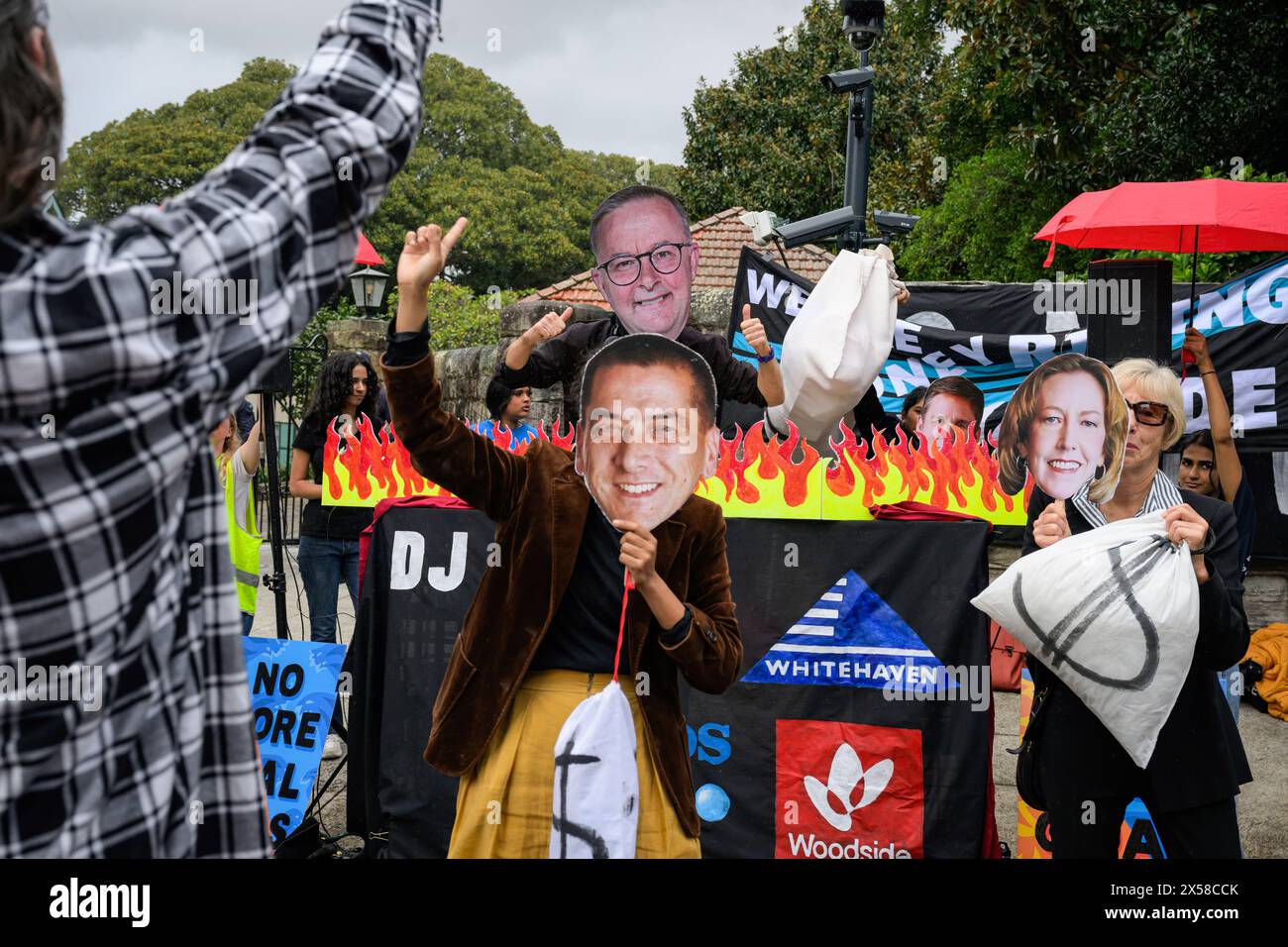 I manifestanti hanno visto tenere borse con i cartelli del dollaro e indossare maschere di politici, tra cui il primo ministro australiano Anthony Albanese, ballare di fronte alla Kirribilli House, per prendere in giro il governo laburista per aver portato avanti progetti di carbone e gas in collaborazione con le compagnie di combustibili fossili. I manifestanti si sono riuniti fuori dalla residenza del primo ministro australiano Anthony Albaneseís Sydney a Kirribilli House l'8 maggio, a sostegno dell'azione per il clima e protesta contro il governo laburista per aver portato avanti progetti di carbone e gas in collaborazione con le compagnie di combustibili fossili. Foto Stock