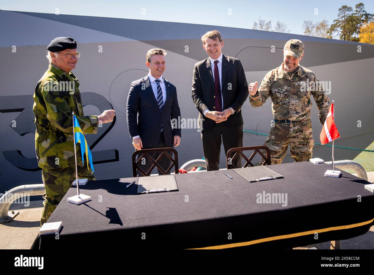 Il ministro della difesa Troels Lund Poulsen e il ministro della difesa svedese Paal Jonson firmano una lettera di intenti con re Frederik X e re Carl XVI Gustaf come testimoni durante una visita al reggimento anfibio di Stoccolma presso la stazione navale di Berga, martedì 7 maggio 2024. Durante la visita, al re e al re svedese viene mostrata una Combat Boat 90 e varie capacità navali in mare. Inoltre, hanno l'opportunità di parlare con i subacquei svedesi. Lunedì e martedì, la coppia reale danese fa la sua prima visita di stato in Svezia. Durante la visita di stato, la coppia reale lo farà tra l'altro Foto Stock