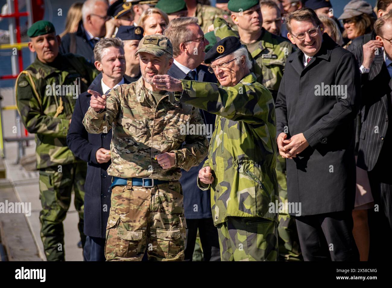 Re Federico X, re Carlo XVI Gustavo e il principe Carlo Filippo partecipano ad un'esercitazione con i subacquei svedesi durante una visita al reggimento anfibio di Stoccolma presso la stazione navale di Berga, martedì 7 maggio 2024. Durante la visita, al re e al re svedese viene mostrata una Combat Boat 90 e varie capacità navali in mare. Inoltre, hanno l'opportunità di parlare con i subacquei svedesi. Lunedì e martedì, la coppia reale danese fa la sua prima visita di stato in Svezia. Durante la visita di stato, la coppia reale incontrerà tra le altre cose astronauti danesi e svedesi, visiterà la stazione navale Foto Stock