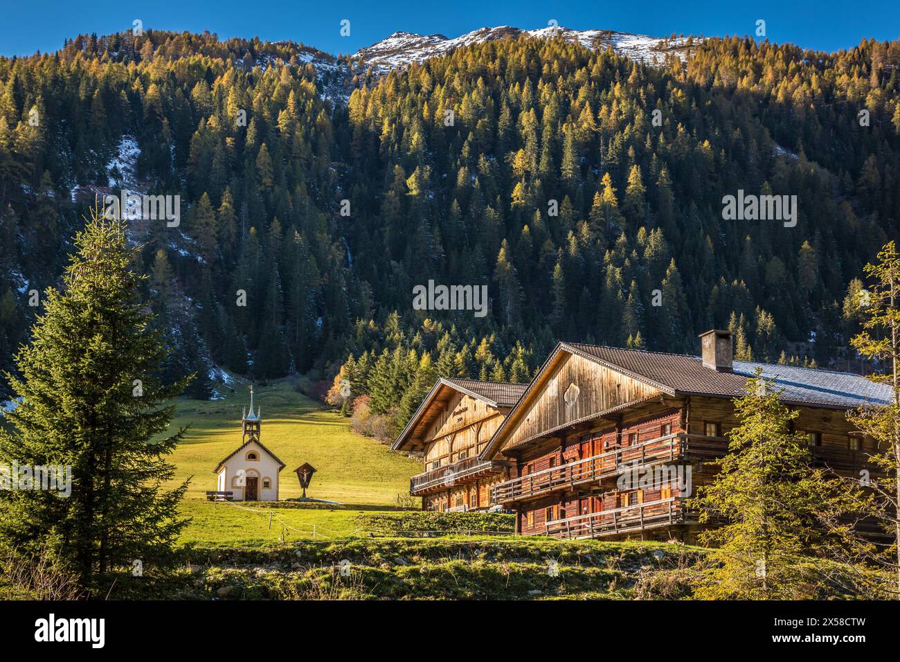 Geografia / viaggi, Austria, Tirolo, Ausservillgraten, Mooshofalm con cappella nella Valle del Winkel, DIRITTI AGGIUNTIVI-CLEARANCE-INFO-NOT-AVAILABLE Foto Stock