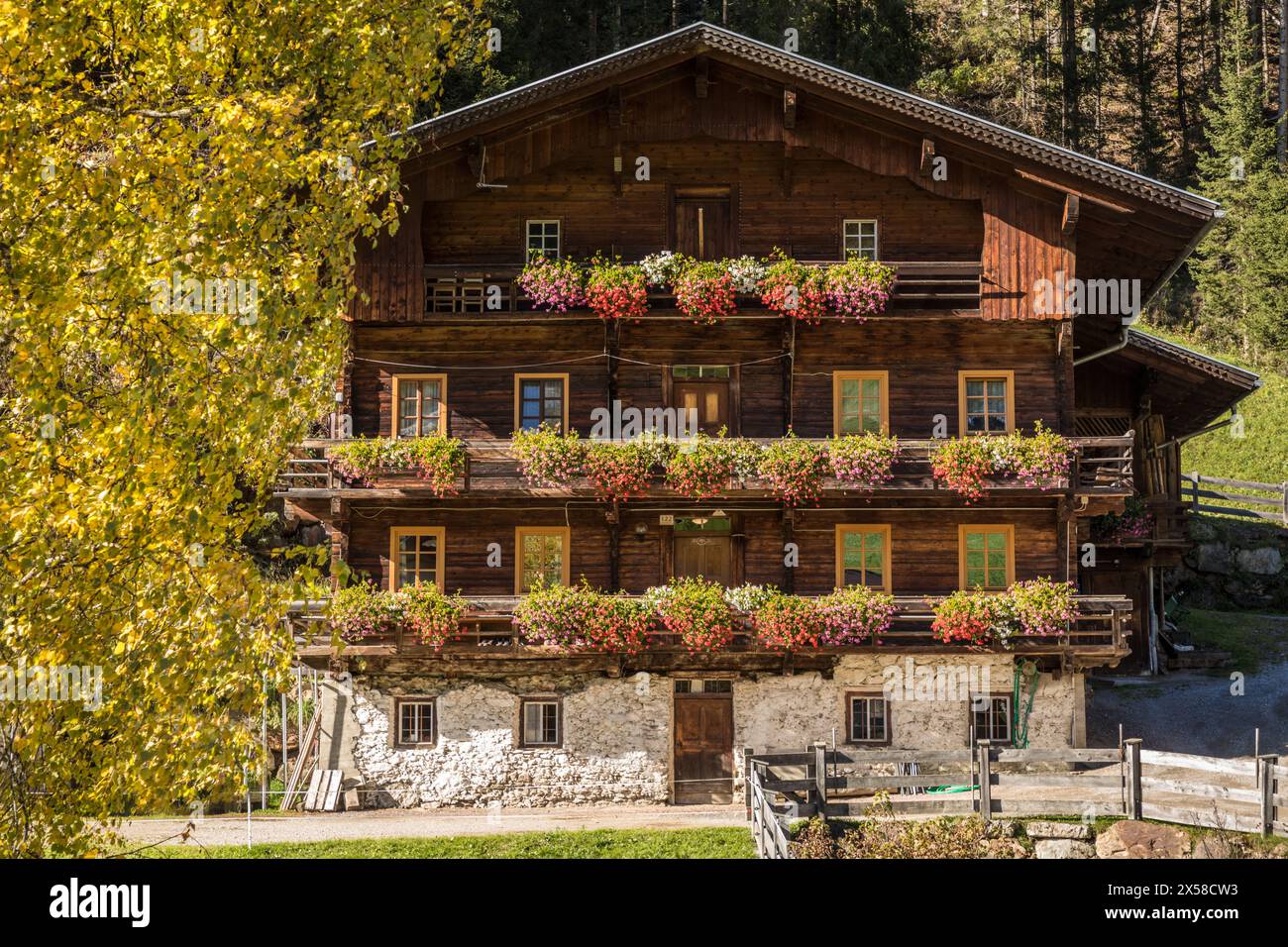 Geografia / viaggi, Austria, Tirolo, Ausservillgraten, Vecchia fattoria nella Valle del Winkel, Ausservillgraten, DIRITTI AGGIUNTIVI-CLEARANCE-INFO-NON-DISPONIBILE Foto Stock