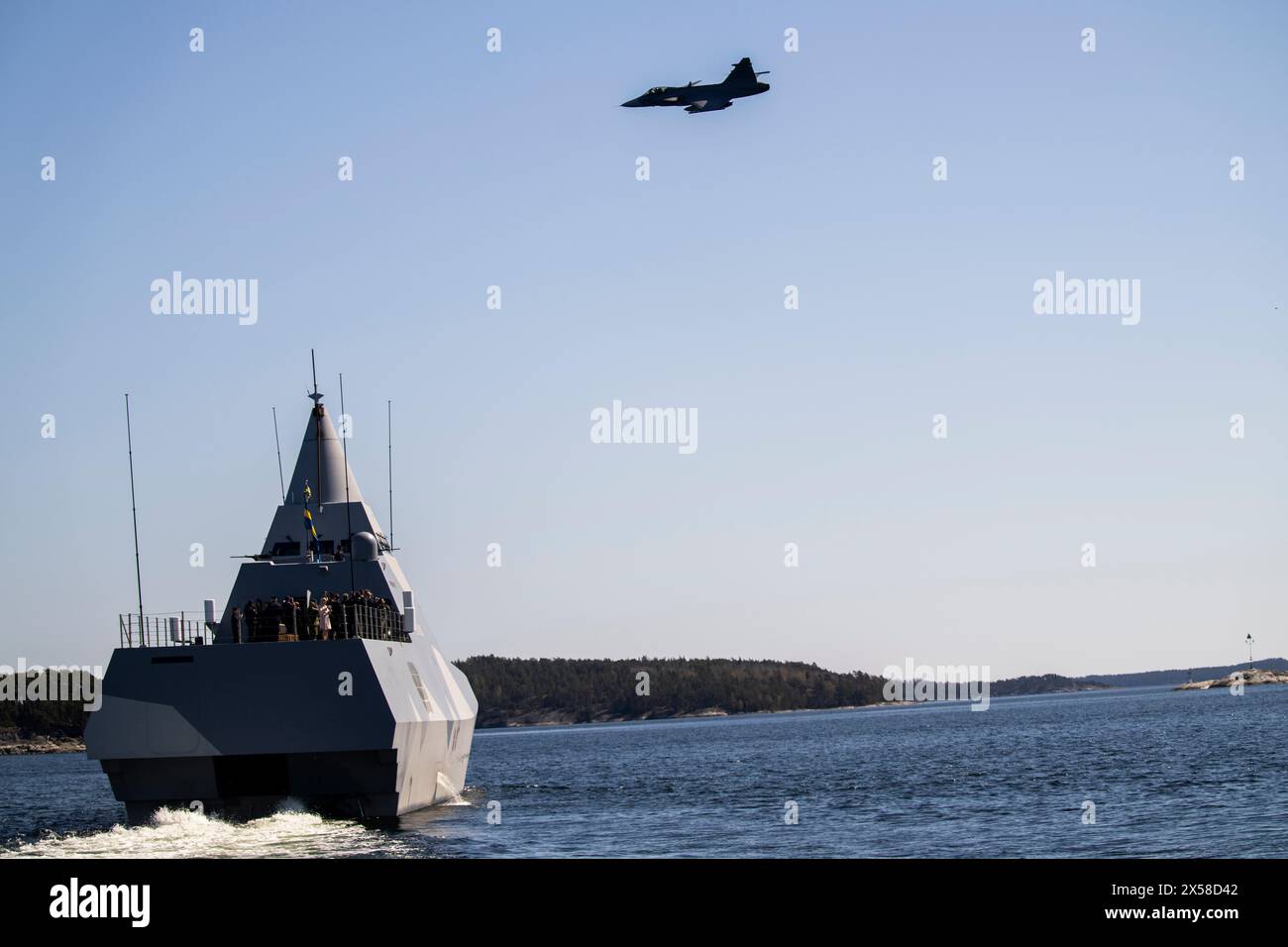 Re Frederik X e re Carlo XVI Gustaf assistono a un sorvolo di jet da caccia svedesi a bordo della corvetta Helsingborg durante una visita al reggimento anfibio di Stoccolma presso la stazione navale di Berga, martedì 7 maggio 2024. Durante la visita, al re e al re svedese viene mostrata una Combat Boat 90 e varie capacità navali in mare. Inoltre, hanno l'opportunità di parlare con i subacquei svedesi. Lunedì e martedì, la coppia reale danese fa la sua prima visita di stato in Svezia. Durante la visita di stato, la coppia reale incontrerà tra le altre cose gli astronauti danesi e svedesi, visiterà il n Foto Stock