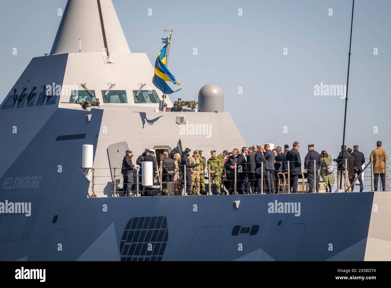 Re Frederik X e re Carlo XVI Gustaf a bordo della corvetta Helsingborg durante una visita al reggimento anfibio di Stoccolma presso la stazione navale di Berga, martedì 7 maggio 2024. Durante la visita, al re e al re svedese viene mostrata una Combat Boat 90 e varie capacità navali in mare. Inoltre, hanno l'opportunità di parlare con i subacquei svedesi. Lunedì e martedì, la coppia reale danese fa la sua prima visita di stato in Svezia. Durante la visita di stato, la coppia reale incontrerà tra le altre cose astronauti danesi e svedesi, visiterà la stazione navale di Berga e parteciperà a un gala Foto Stock