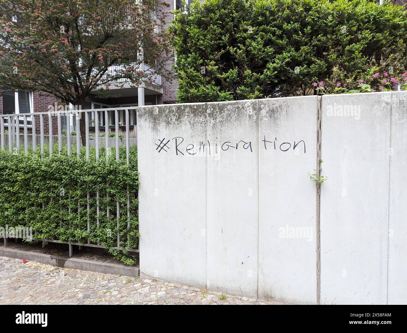 Berlin Wedding, Germania, 7 maggio 2024. Un'etichetta di graffiti è stata scritta su un muro in uno dei distretti berlinesi con un'alta percentuale di immigrati Foto Stock
