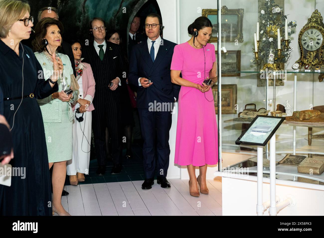 La Regina Silvia, la Principessa Vittoria e il Principe Daniele durante una visita al Museo nordico di Stoccolma, martedì 7 maggio 2024. Al Nordic Museum, la coppia reale partecipa a un tour della mostra "Nordbo", che racconta le persone e la vita nei paesi nordici negli ultimi 500 anni. La coppia reale successivamente pianta un melo da Graasten. Lunedì e martedì, la coppia reale danese fa la sua prima visita di stato in Svezia. Durante la visita di stato, la coppia reale incontrerà tra le altre cose astronauti danesi e svedesi, visiterà la stazione della flotta Berga e parteciperà a un gala Foto Stock