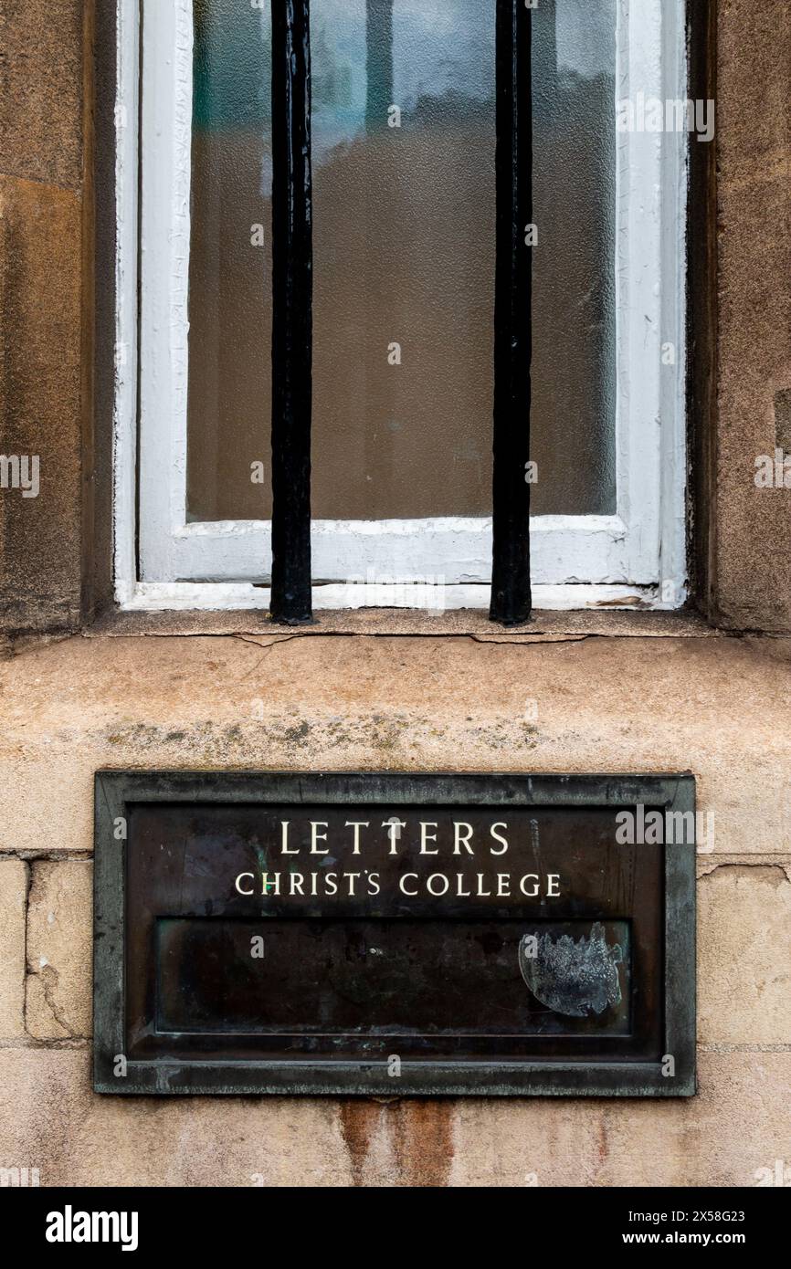 Cassetta letteraria vintage con la scritta "Letters" al Christ's College, parte dell'Università di Cambridge in Inghilterra, Regno Unito. Foto Stock