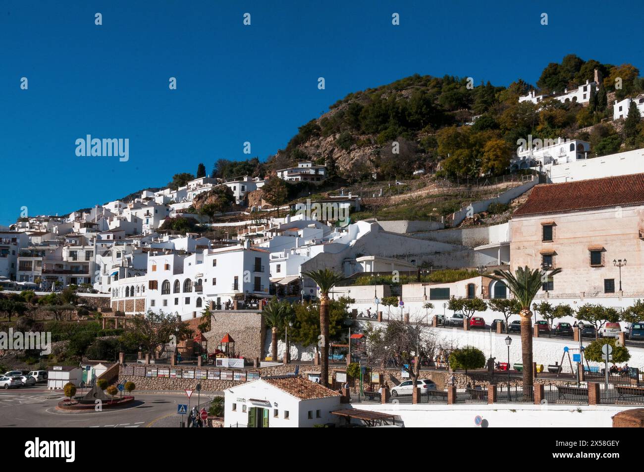 "Villaggio bianco" di Frigiliana nella regione Axarquia dell'Andalusia, Spagna meridionale. Il giardino botanico occupa un pendio sotto queste case. Foto Stock