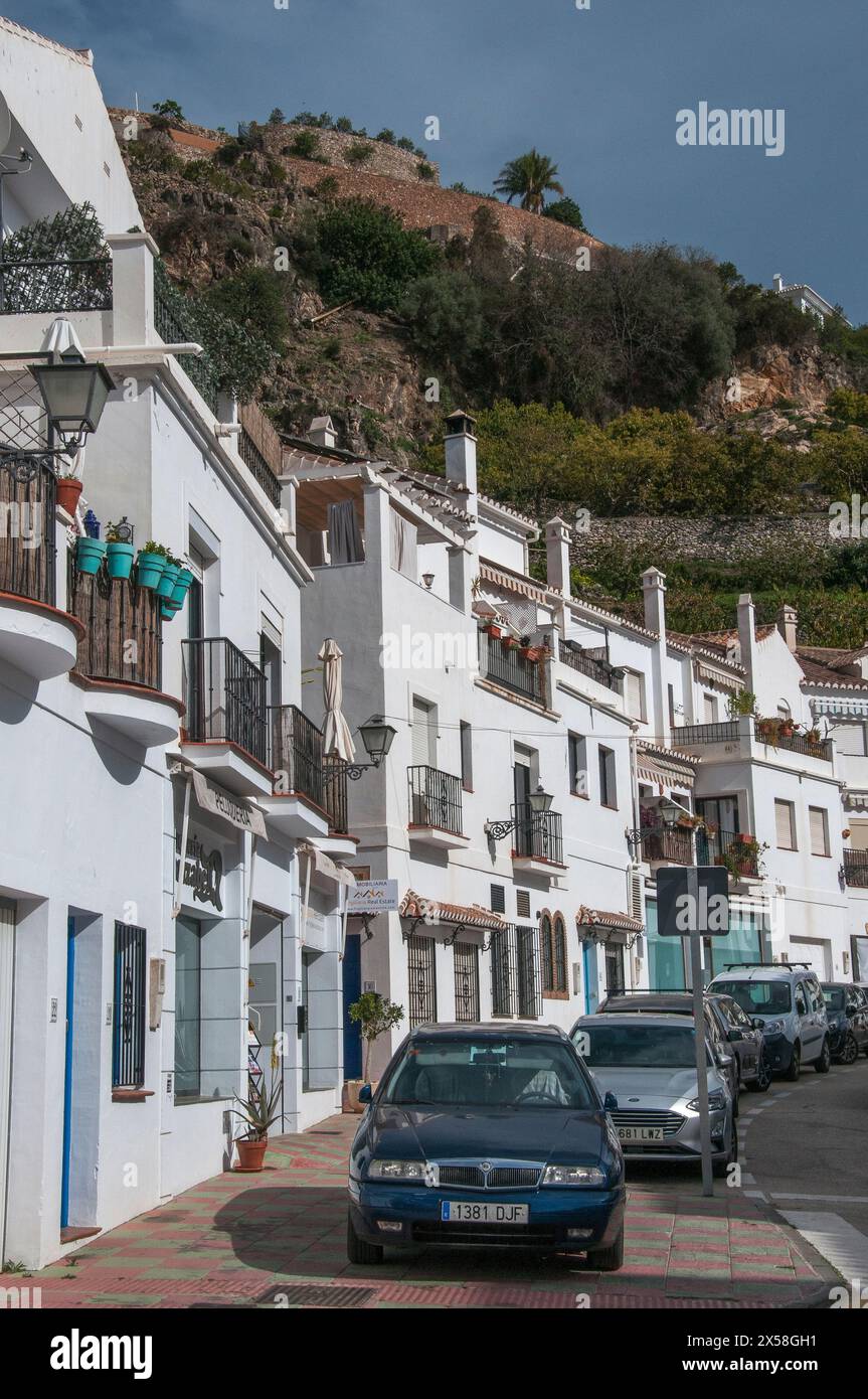 Gli edifici bianchi fiancheggiano le stradine e i vicoli del "Villaggio bianco" di Frigiliana, Andalusia, Spagna Foto Stock