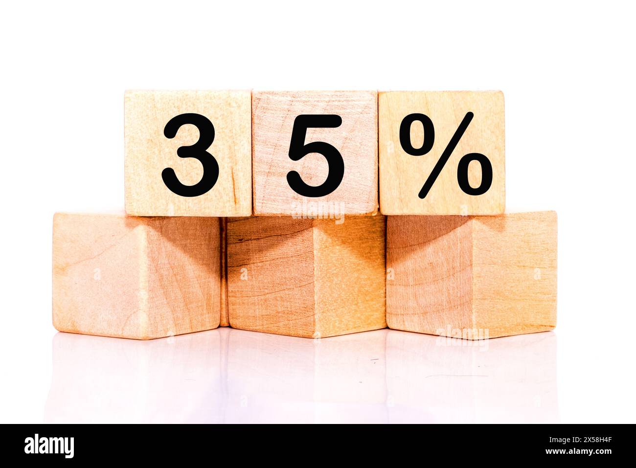 35% di testo su cubi di legno su sfondo bianco. Foto concettuale Foto Stock