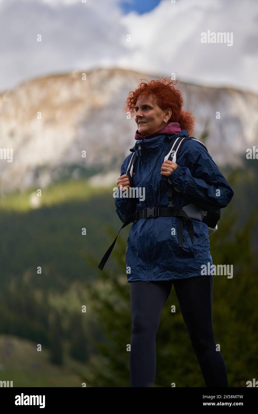 Escursionista con zaino che fa trekking su un sentiero in montagna Foto Stock