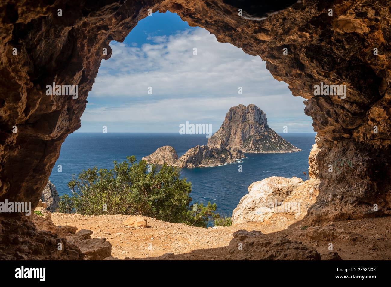 Isola di es Vedra vista dalla grotta di es Vedra, Sant Josep de sa Talaia, Ibiza, Isole Baleari, Spagna Foto Stock