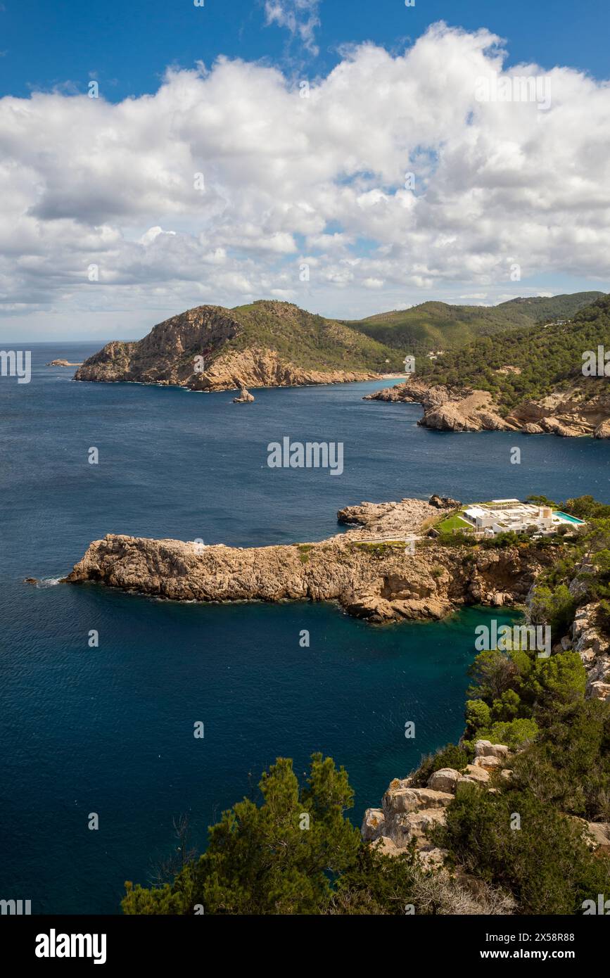 La vista dalla torre Torres de Mola della baia di cala Benirras e la costa vicino a Port de Sant Miquel, Sant Joan de Labritja, Ibiza, Isole Baleari, Foto Stock