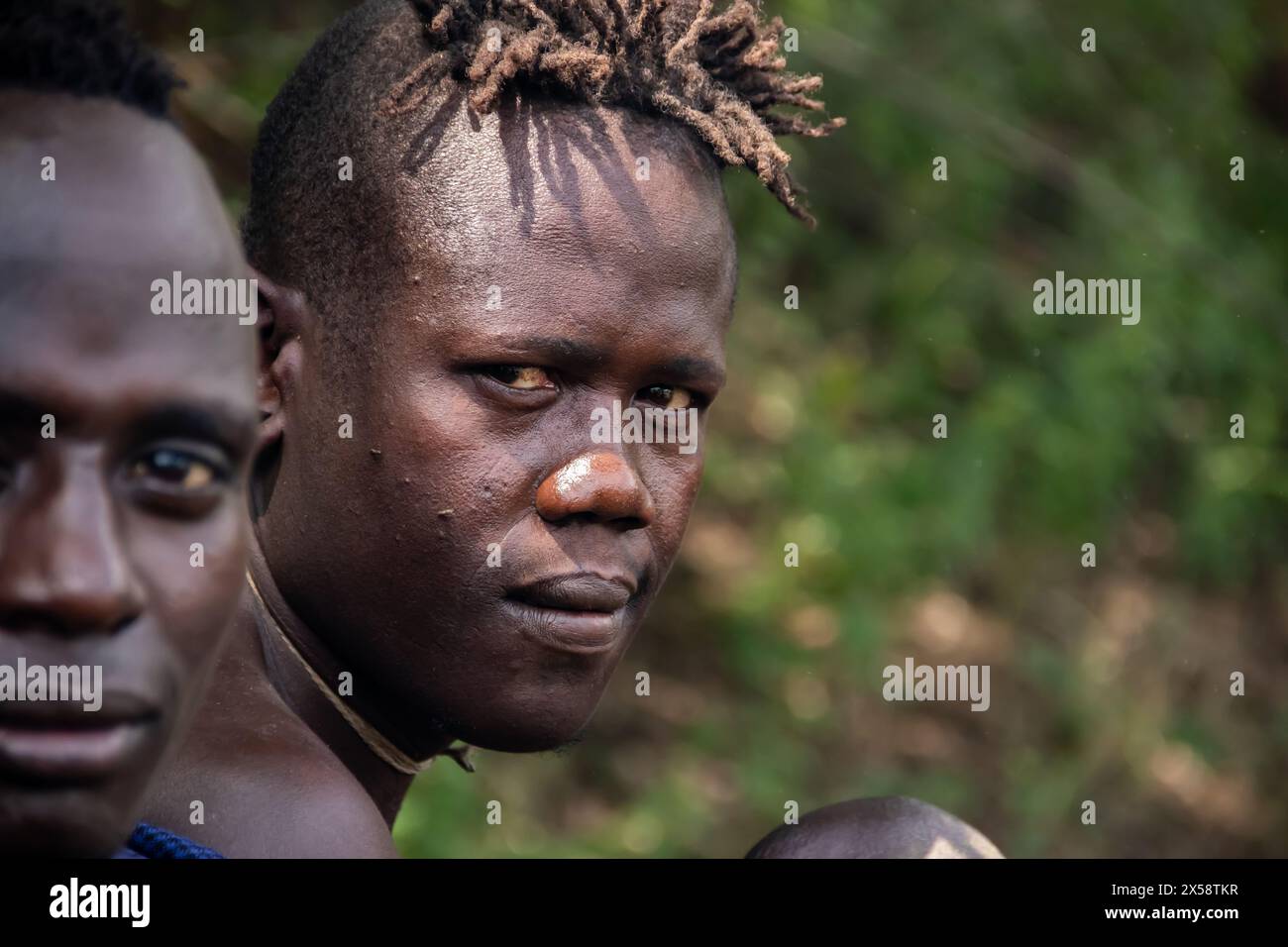 Membri della tribù Mursi nella Valle di Oromo, una delle regioni più isolate dell'Etiopia Foto Stock