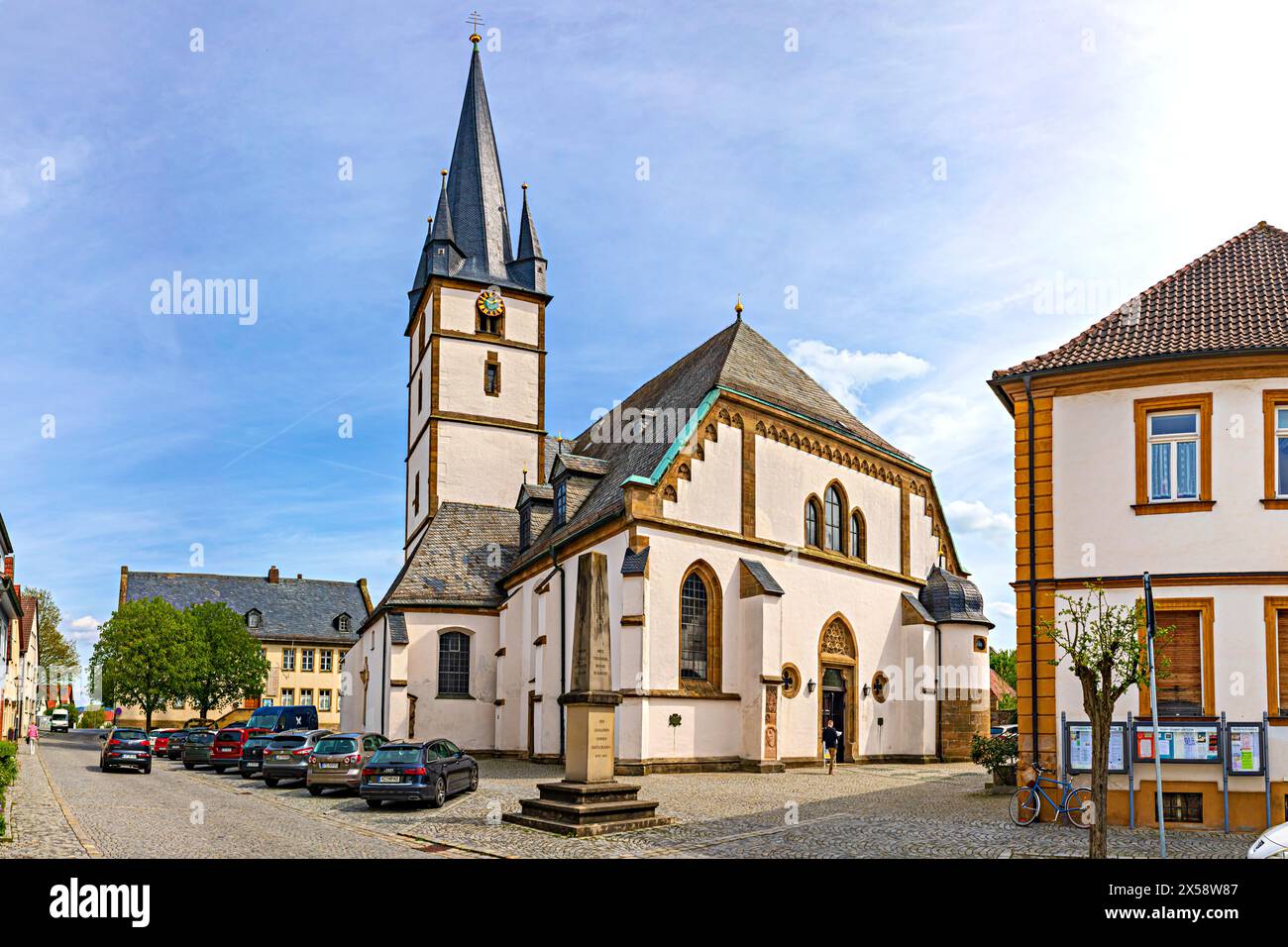 BAD STAFFELSTEIN, BAVIERA, GERMANIA - CIRCA APRILE 2024: La città di St. Kilian e St. Georg di Bad Staffelstein in Germania. Foto Stock