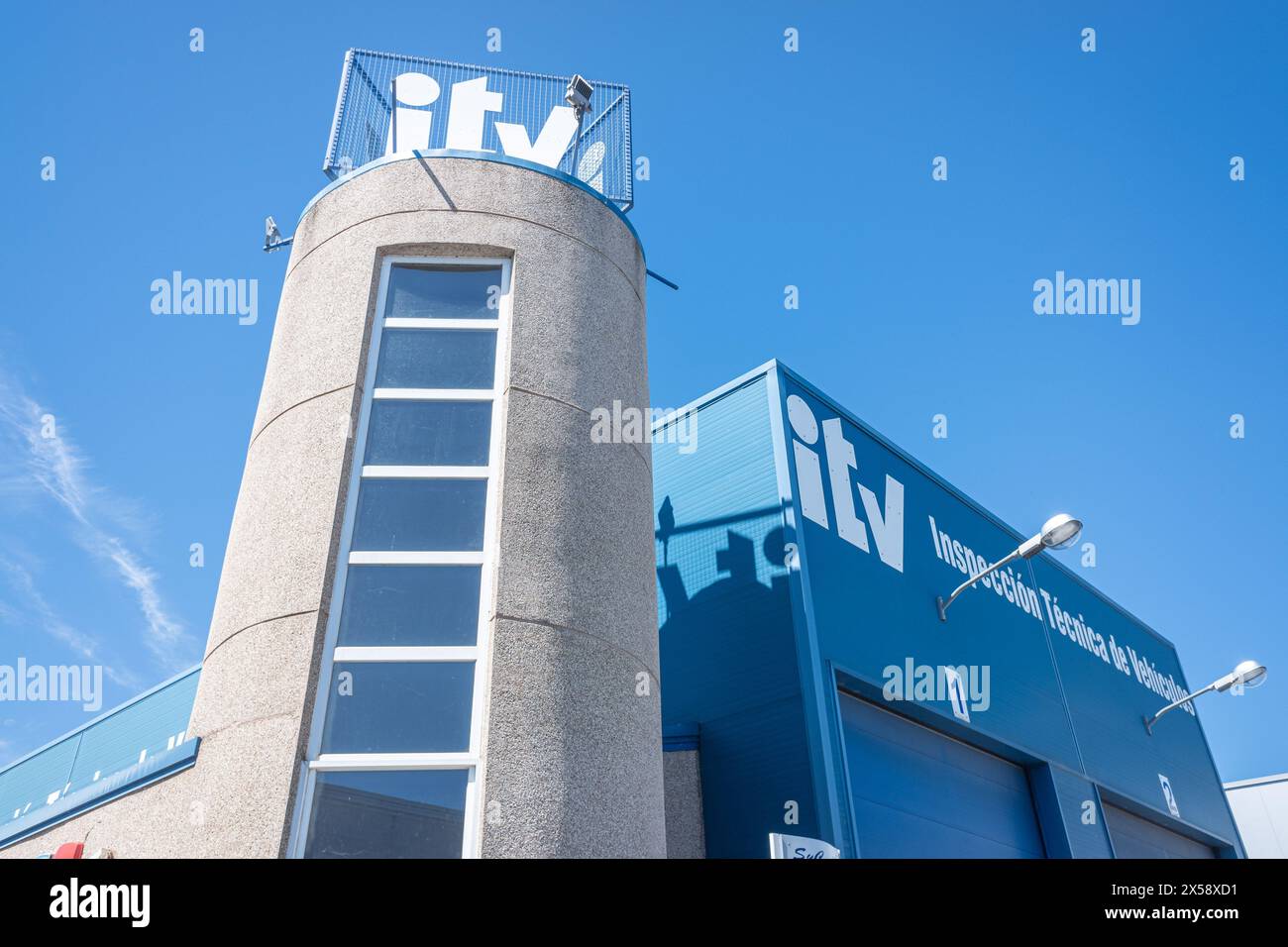 Ourense, Spagna. 04-19-2024: Centro stazione ITV. Ispezione tecnica del veicolo Foto Stock