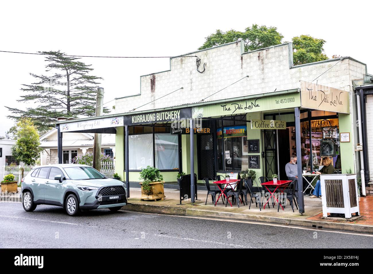 Centro di Kurrajong con macelleria e caffetteria locale con gente che mangia fuori, città nel nuovo Galles del Sud regionale, Australia, 2024 Foto Stock