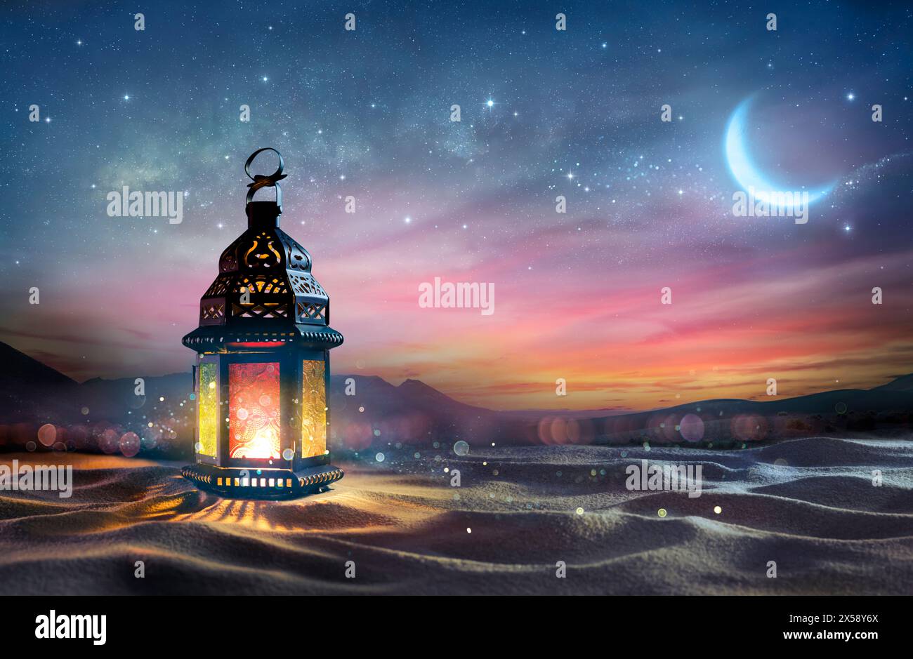 Ramadan Kareem - Lanterna Araba all'alba nel deserto con Luna Crescent - magia astratta scintillante nella luce Foto Stock