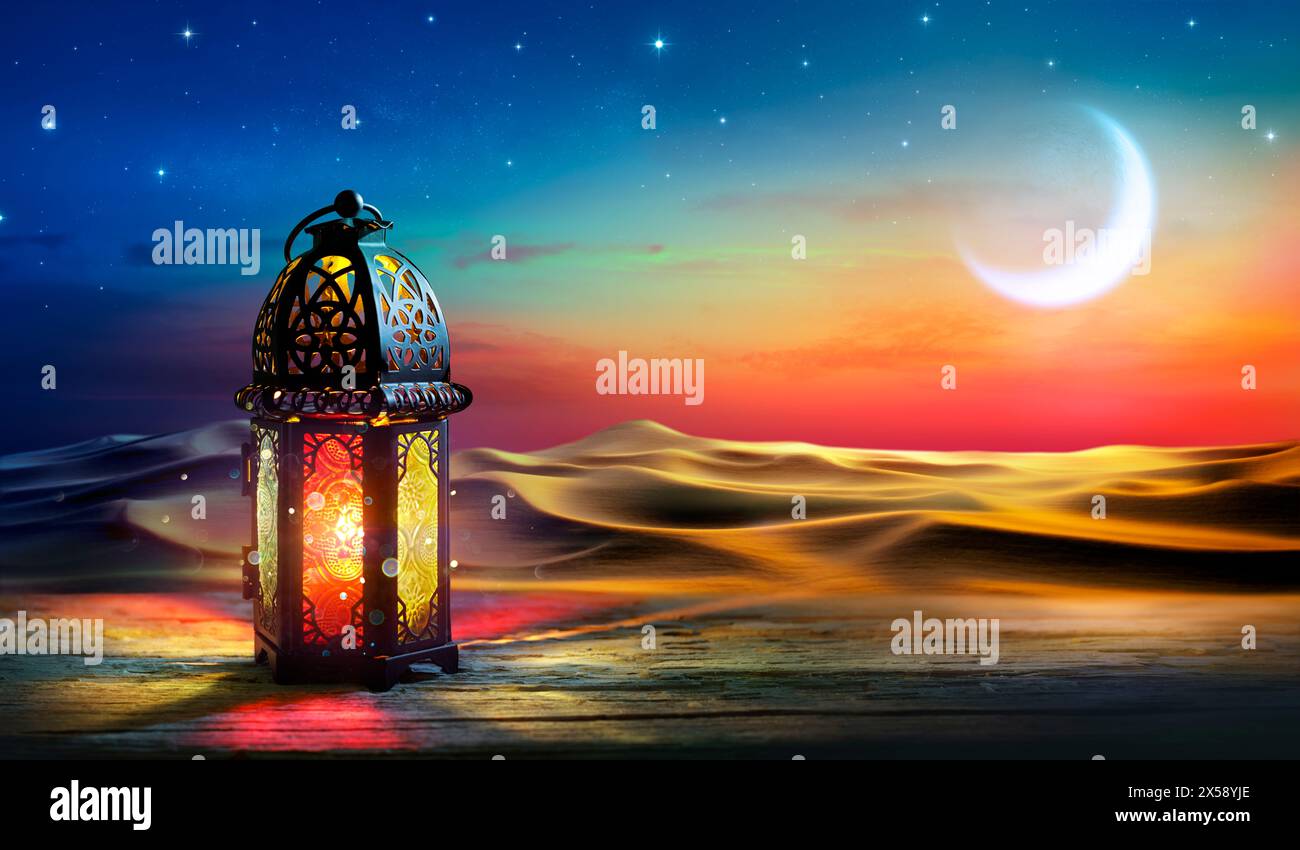 Ramadan Kareem - Lanterna araba all'alba nel deserto con Luna Mezzaluna in cielo stellato - scintillio astratto alla luce delle candele Foto Stock