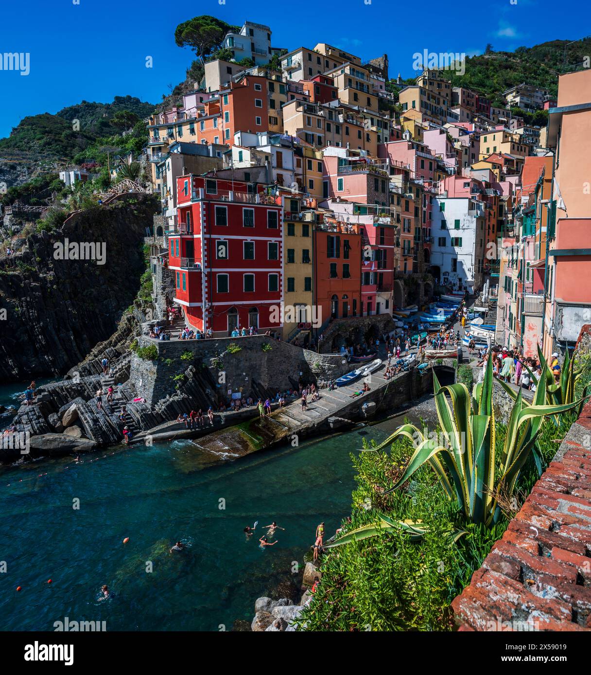 La magia delle cinque Terre. Immagini senza tempo. Riomaggiore e i suoi colori brillanti. Foto Stock