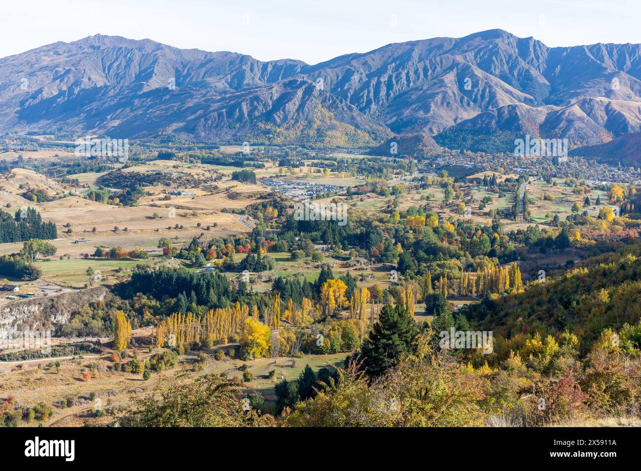 Vista di Arrow Junction e della valle dal punto di osservazione, Crown Range Road, Arrow Junction, Otago, South Island, nuova Zelanda Foto Stock