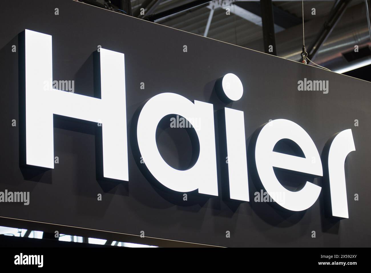 MILANO, ITALIA - 16 APRILE 2024: Haier firma al Salone del Mobile durante la Milano Design Week Foto Stock