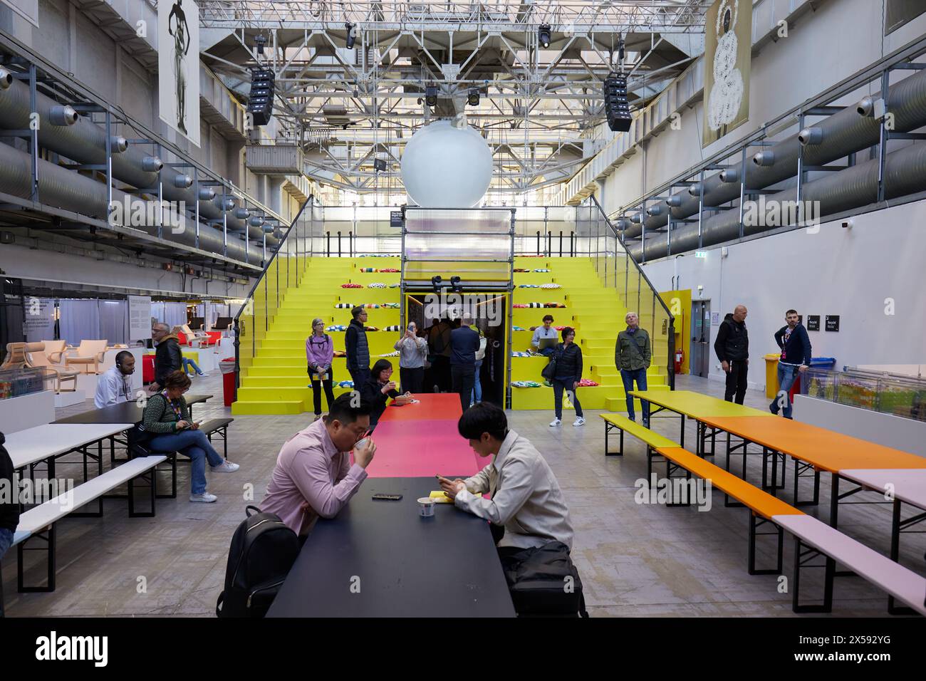 MILANO, ITALIA - 17 APRILE 2024: Installazione IKEA durante la Milano Design Week Foto Stock