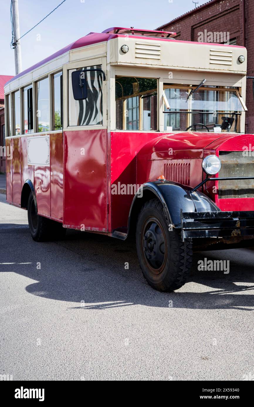Minsk, Bielorussia, 8 maggio 2024 - autobus vecchio stile nelle strade della città. veicolo d'epoca Foto Stock