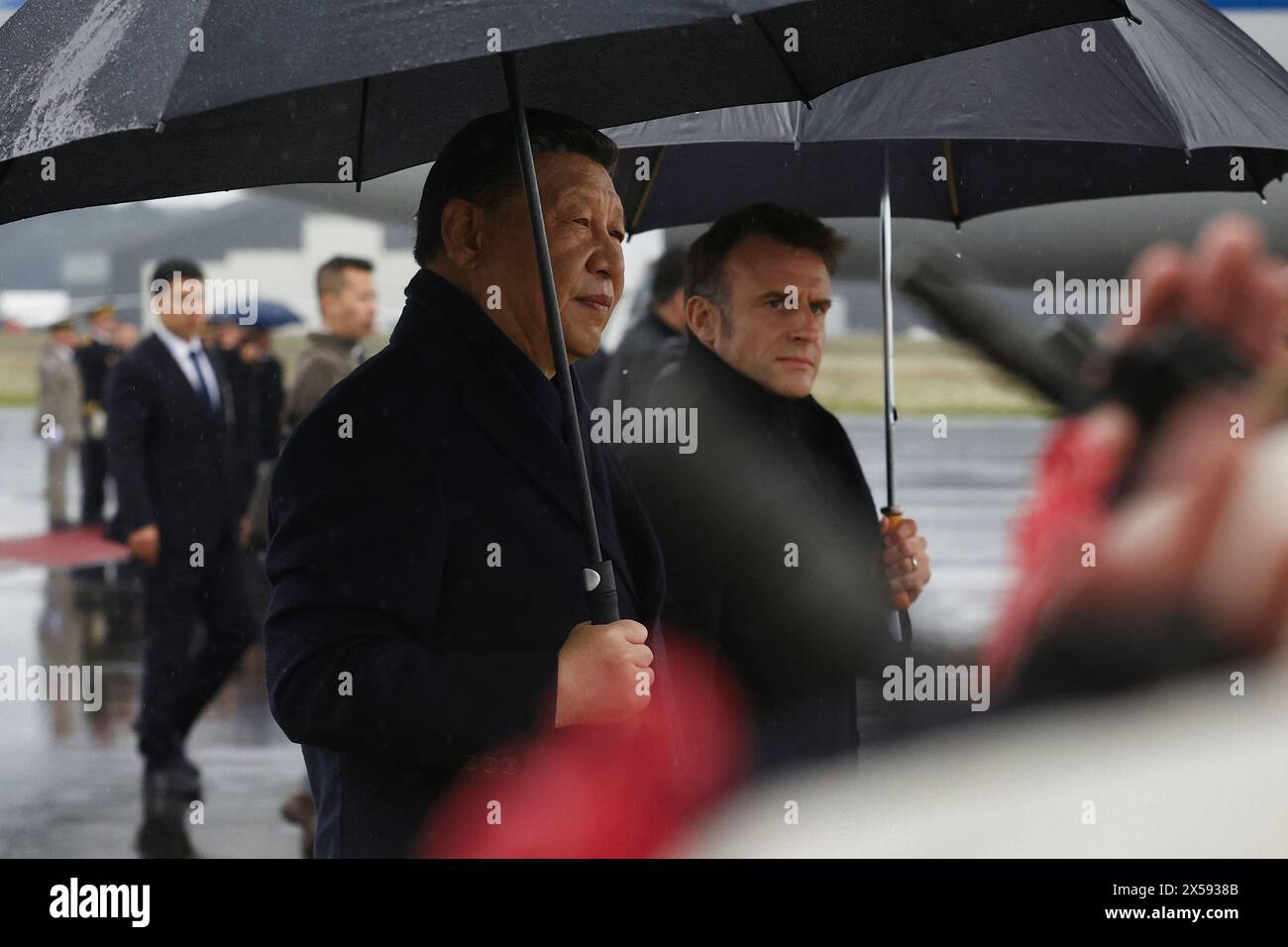 Visita di Stato in Francia del presidente cinese Xi Jinping. Visita alle alte Pirenei. Cerimonia di partenza tra il presidente cinese Xi Jinping accompagnato da sua moglie e dal presidente della Repubblica francese Emmmanuel Macron e sua moglie Brigitte, sull'asfalto dell'aeroporto di Tarbes Lourdes Pyrenees. Tarbes, Francia il 7 maggio 2024. Foto di Sebastien ORTOLA/Pool/ABACAPRESS. COM Foto Stock