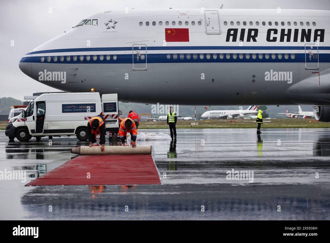 Visita di Stato in Francia del presidente cinese Xi Jinping. Visita alle alte Pirenei. Cerimonia di partenza tra il presidente cinese Xi Jinping accompagnato da sua moglie e dal presidente della Repubblica francese Emmmanuel Macron e sua moglie Brigitte, sull'asfalto dell'aeroporto di Tarbes Lourdes Pyrenees. Tarbes, Francia il 7 maggio 2024. Foto di Sebastien ORTOLA/Pool/ABACAPRESS. COM Foto Stock