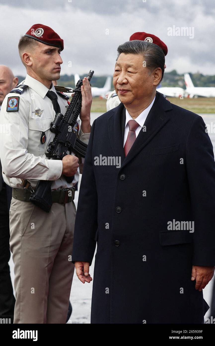 XI Jinping, presidente della Cina e Emmanuel Macron, presidente della Francia, all'aeroporto Tarbes-Lourdes Pyrenees, a Tarbes, Francia, martedì 7 maggio, 2024. l'UE e la Cina si sono trovate in disaccordo su più fronti, tra cui la guerra della Russia in Ucraina e il commercio internazionale. Foto di Sebastien ORTOLA/Pool/ABACAPRESS. COM Foto Stock