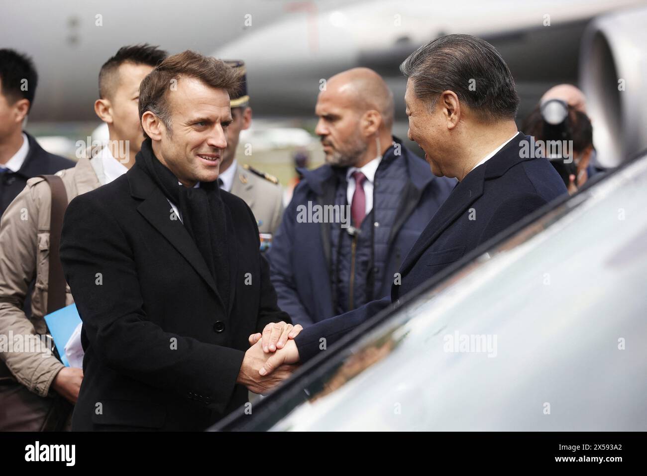 XI Jinping, presidente della Cina e Emmanuel Macron, presidente della Francia, all'aeroporto Tarbes-Lourdes Pyrenees, a Tarbes, Francia, martedì 7 maggio, 2024. l'UE e la Cina si sono trovate in disaccordo su più fronti, tra cui la guerra della Russia in Ucraina e il commercio internazionale. Foto di Sebastien ORTOLA/Pool/ABACAPRESS. COM Foto Stock