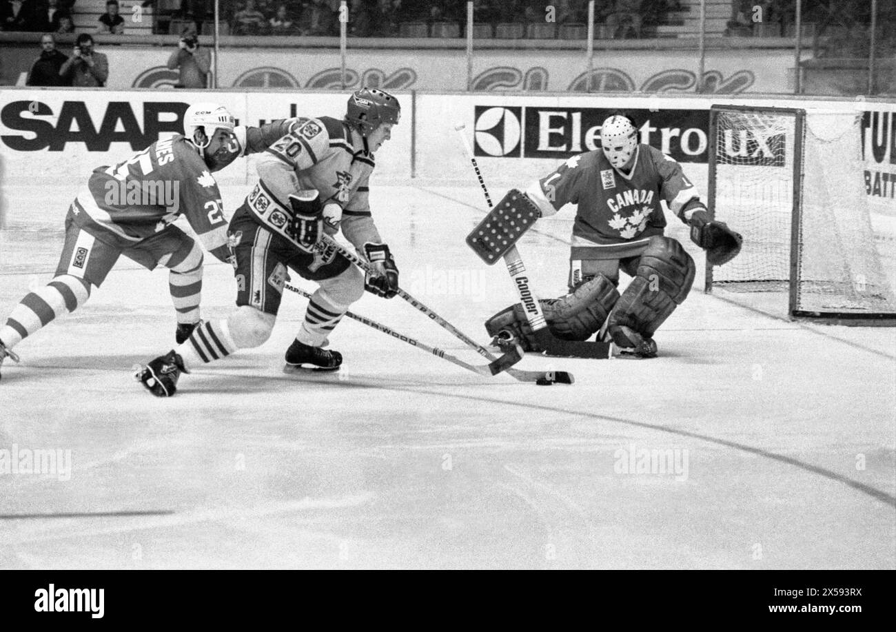 CAMPIONATO MONDIALE DI HOCKEY SU GHIACCIO SVEZIA-CANADA 1981.Svezia 20 Thomas Steen cerca di segnare dietro Phillippe Myre Canada portiere,Norman Barnes 25 è in ritardo Foto Stock