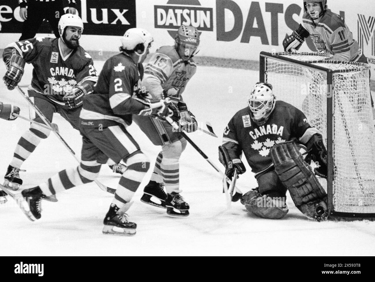 Campionato mondiale di hockey su ghiaccio Svezia-Canada 1981.Svezia 15 Mats Näslund attaccano il gol canadese e il suo portiere Phillippe Myre, Norman Barnes 2 e Barry Long assist Foto Stock
