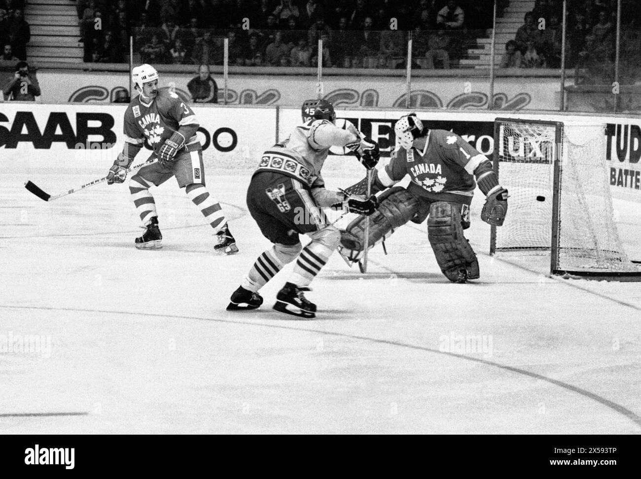CAMPIONATO MONDIALE DI HOCKEY SU GHIACCIO SVEZIA-CANADA 1981.Swedens 15 Mats Näslund mette il puck dietro Phillippe Myre nel Canadas GoalRob Ramage 3 è in ritardo Foto Stock