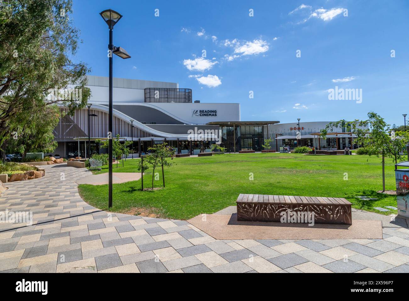 Mitchell Park con Reading Cinemas e il Dom Cafe sullo sfondo, Busselton, Australia Occidentale. Foto Stock