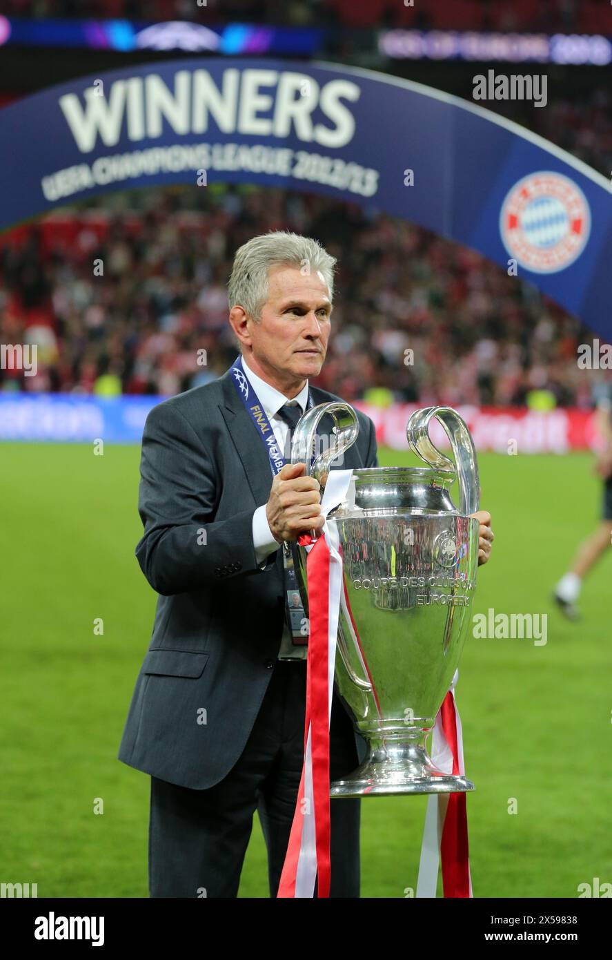 LONDRA , GRAN BRETAGNA , maggio 25 UEFA Champions League 2012/ 2013 finale Borussia Dortmund vs FC Bayern Muenchen allo Stadio di Wembley a Londra il 25 maggio 2013 il Trainer Jupp Heynckes FC Bayern MŸnchen mit Championsleaguepokal festeggia con il trofeo Championsleague dopo la vittoria a squadre Championsleague finale Borussia Dortmund BVB - FC Bayern MŸnchen Championsleague finale Borussia Dortmund FC Bayern monaco nello stadio di Wembley Saison 2012/ 2013 © diebilderwelt / Alamy Stock Foto Stock