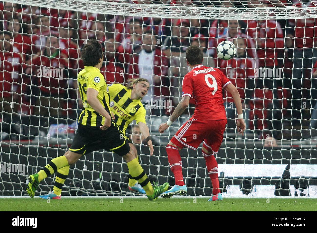 LONDRA , GRAN BRETAGNA , maggio 25 UEFA Champions League 2012/ 2013 finale Borussia Dortmund vs FC Bayern Muenchen allo Stadio di Wembley Londra il 25 maggio 2013 Tor von Mario Mandzukic FC Bayern MŸnchen zum 1: 0 Marcel Schmelzer Borussia Dortmund und Mats Julian Hummels Borussia Dortmund Championsleague finale Borussia Dortmund BVB - FC Bayern MŸnchen Championsleague finale Borussia Dortmund FC Bayern monaco allo Stadio di Wembley Saison 2012/ 2013 © diebilderwelt / Alamy Stock Foto Stock