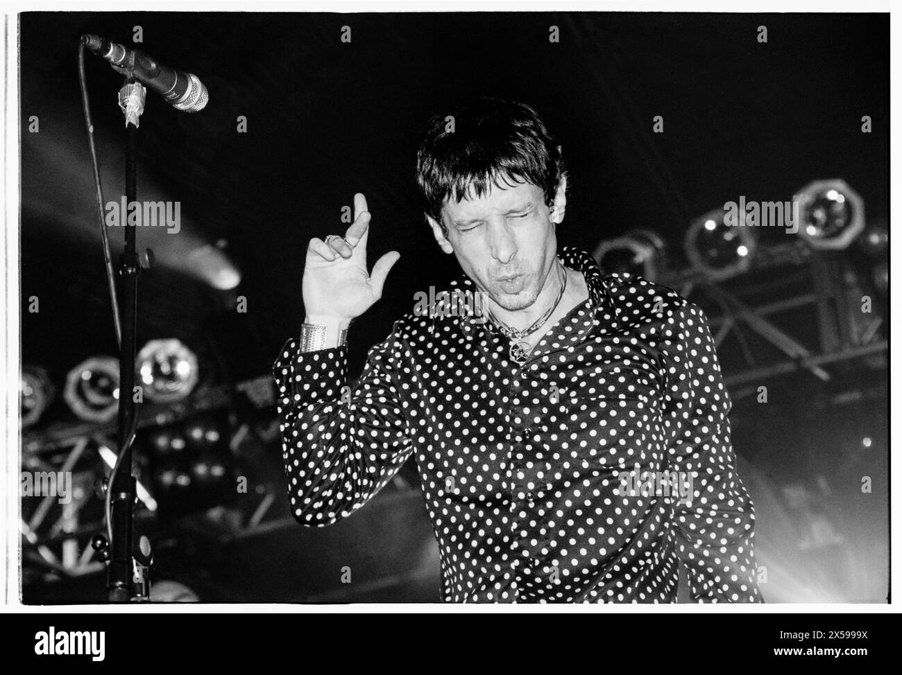 MERCURY Rev, READING FESTIVAL CONCERT, 2001: Jonathan Donahue della band Mercury Rev on the Melody Maker Stage al Reading Festival, Reading, Inghilterra, Regno Unito, il 26 agosto 2001. Foto: Rob Watkins. INFO: Mercury Rev, un gruppo indie rock statunitense formatosi nel 1989 a Buffalo, New York, ha ottenuto il plauso per i loro paesaggi sonori sognanti e l'approccio sperimentale. Successi come "Goddess on a Hiway" mostrano le loro melodie eteree e influenze psichedeliche, consolidando il loro status di pionieri indie rock. Foto Stock