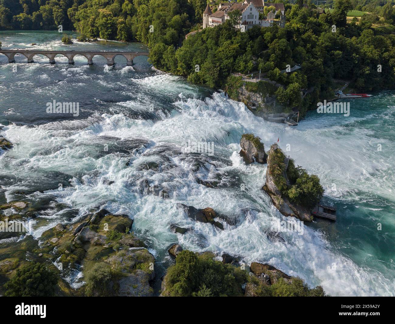 Fotografia aerea con drone sulle cascate del Reno con corrente potente durante l'estate in alta quantità d'acqua Foto Stock